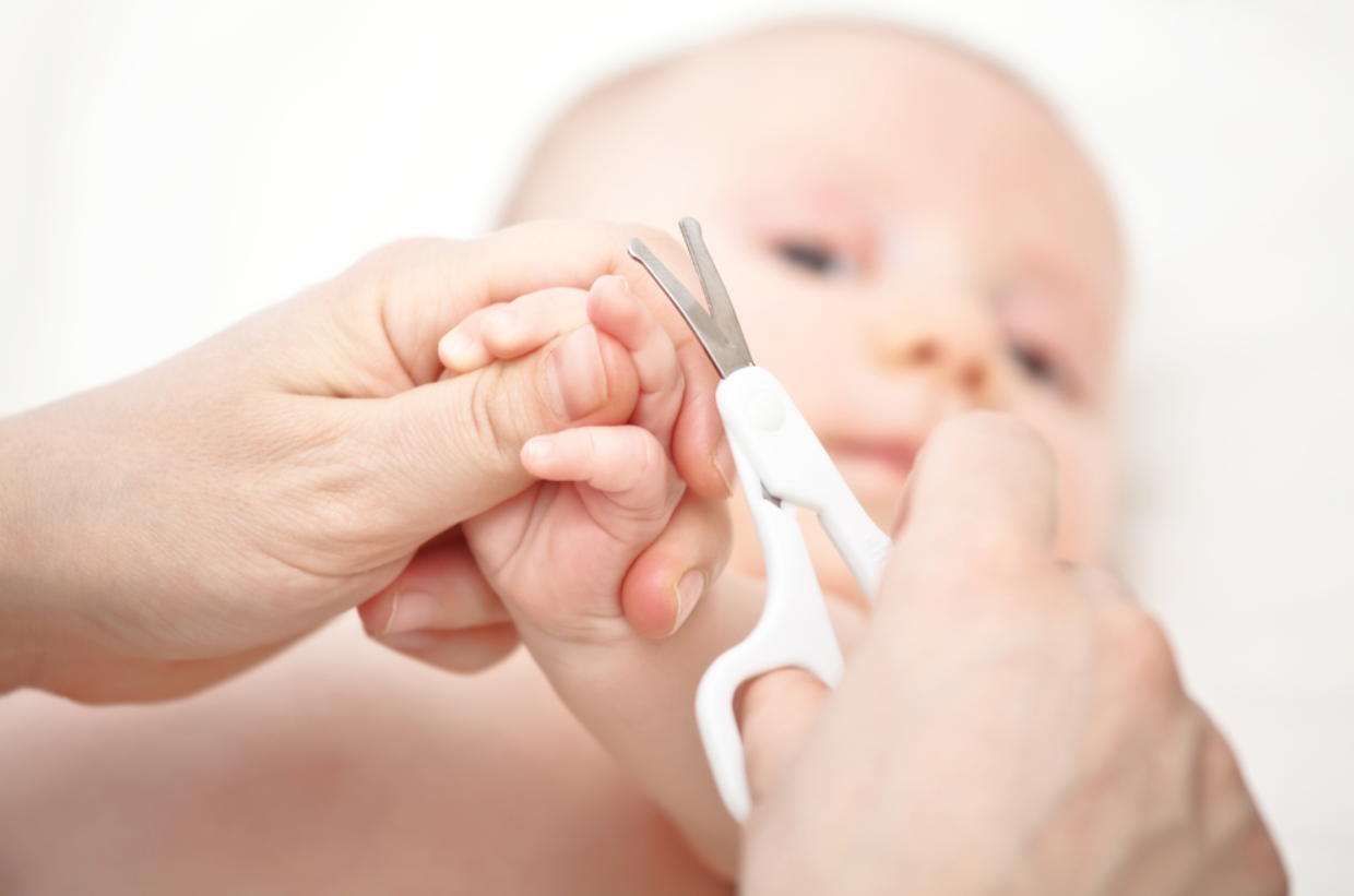 Как подрезать ногти новорожденному